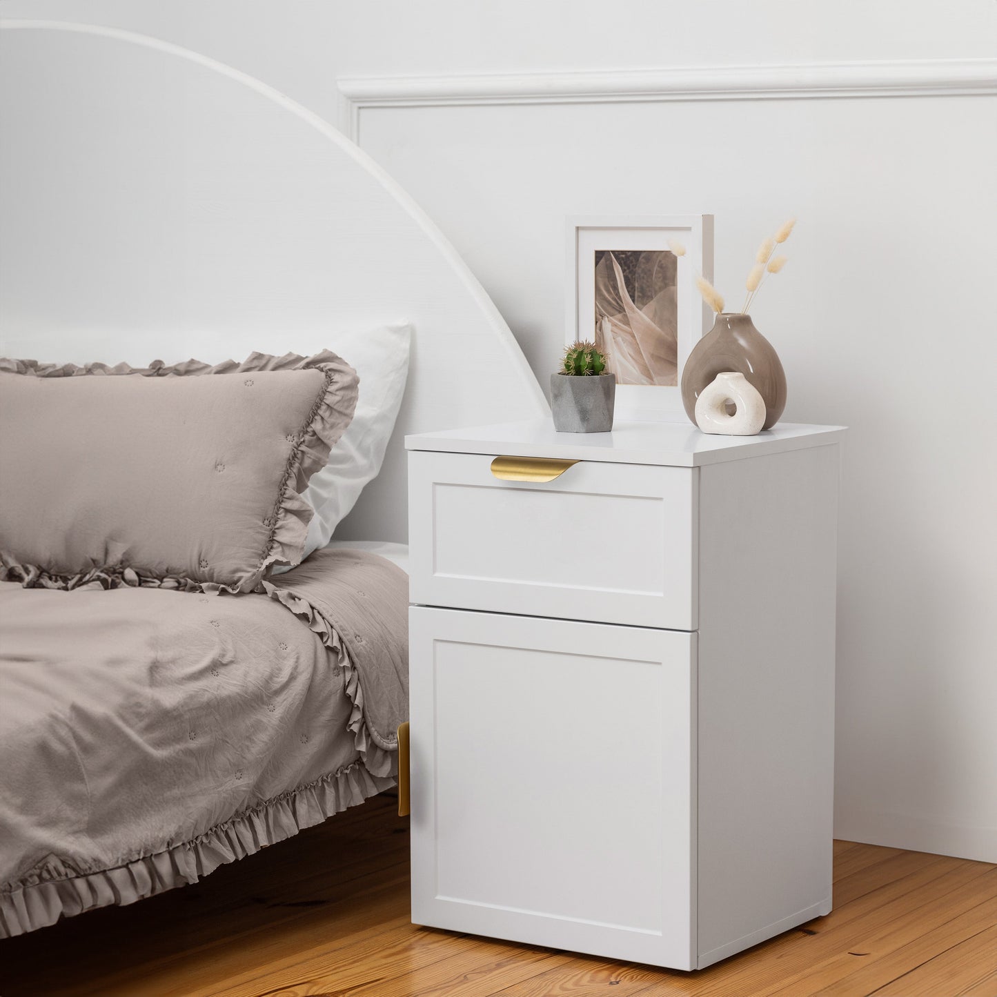 PORTO BEDSIDE TABLE - WHITE - HAMPTONS - ROUND & PULL