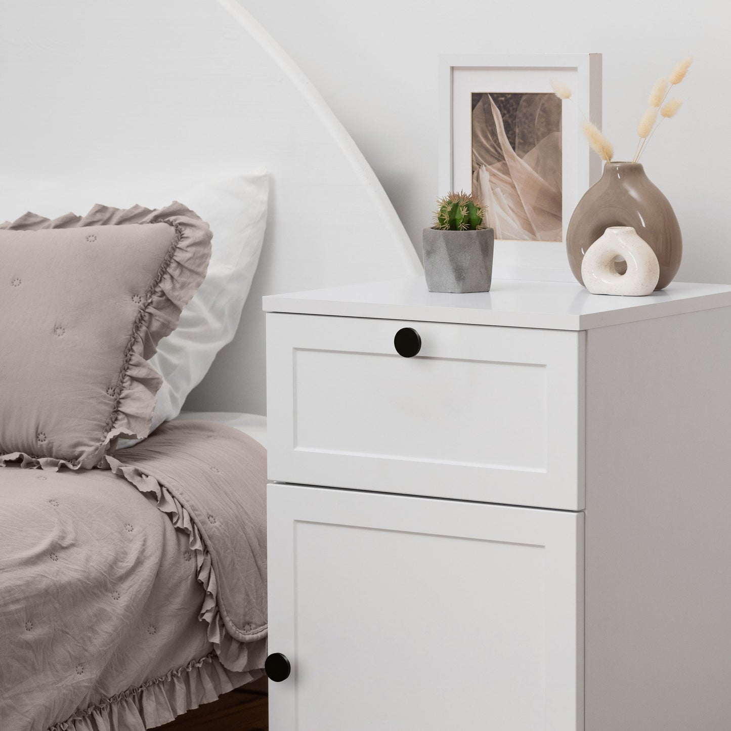 PORTO BEDSIDE TABLE - WHITE - HAMPTONS - ROUND & PULL