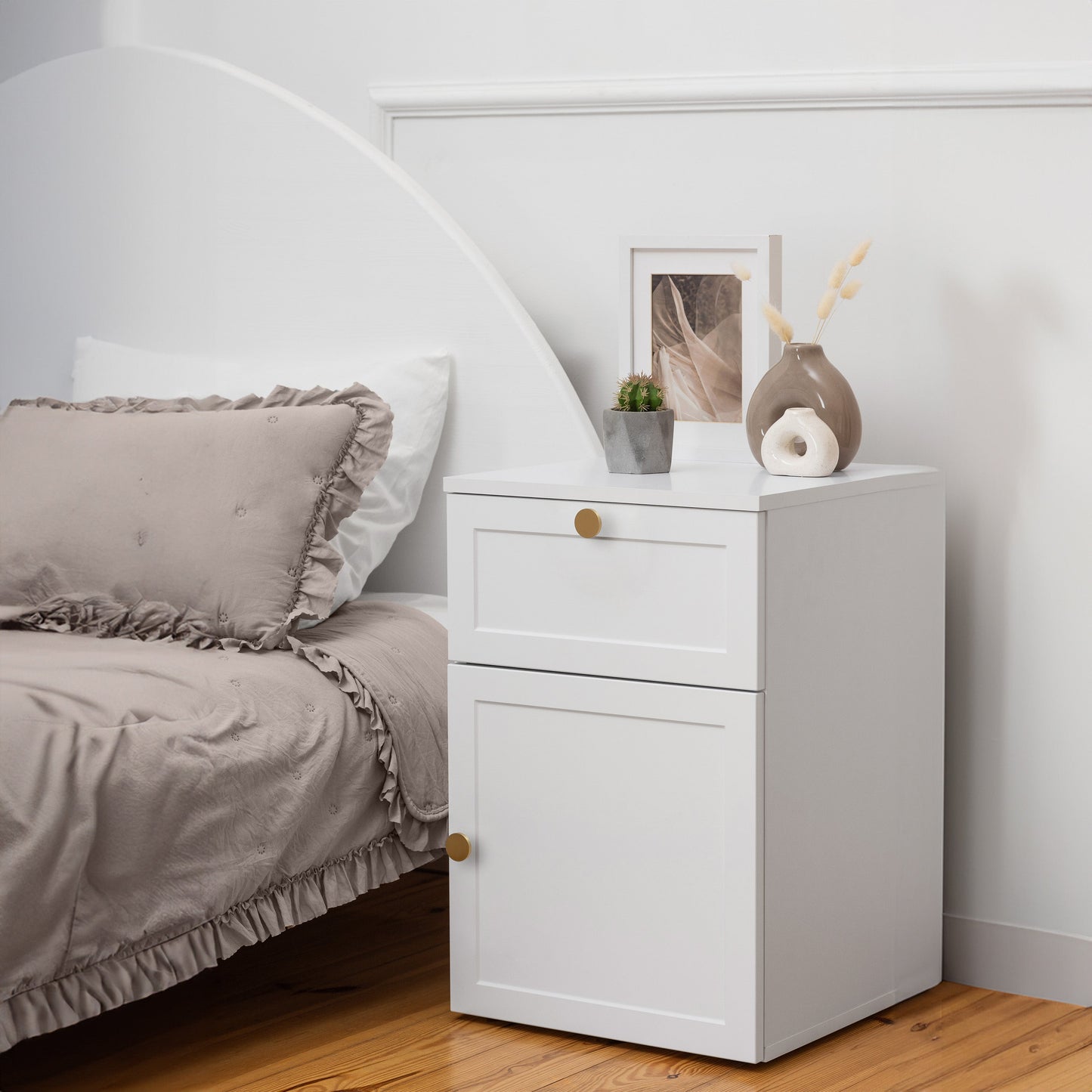 PORTO BEDSIDE TABLE - WHITE - HAMPTONS - ROUND & PULL